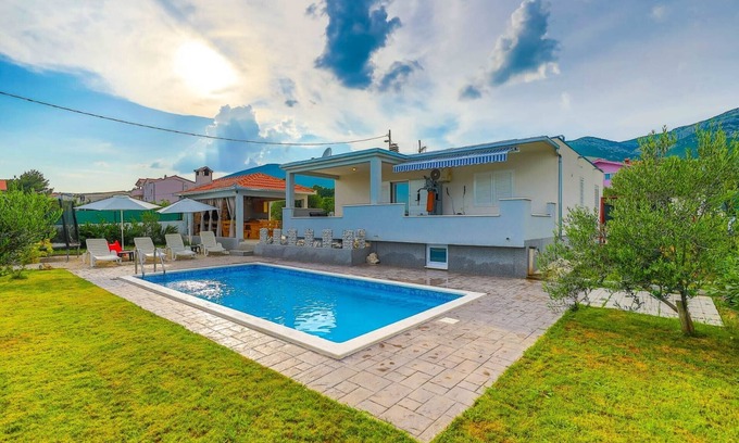 Rudine Casa | Family-Friendly Holiday Home with Private Pool, Playground, and BBQ - Three Bedroom Holiday Home