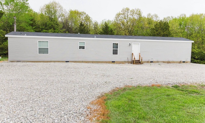Stoutsville Casa | Family Friendly Home & Shop for Lake Activities & Outdoor Fun