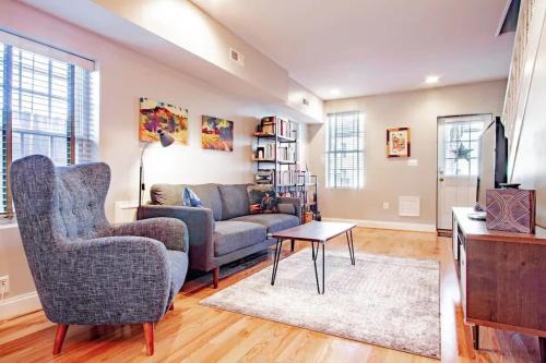Hill East Casa | Family-friendly Home for travelers Near subway