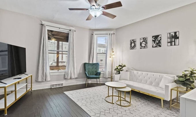 Fort Wayne Casa | Family Friendly Home for 8