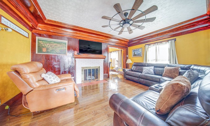 Erie Casa | Family-Friendly Home: Walk to Lake Erie!