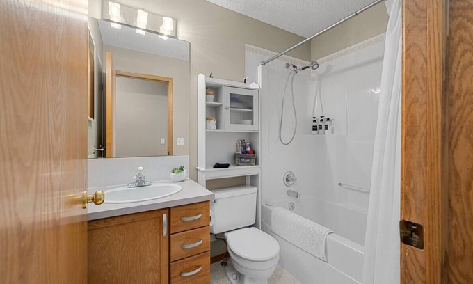 Airdrie Casa | Family friendly home with balcony and yard!