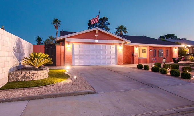 Winchester Casa | Family friendly HOT TUBE with Licensed