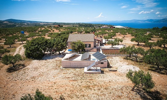 Praznica Casa | Casa familiar con piscina Pucisca, Brac (K-21499)