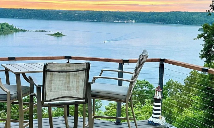 Rogers Casa | Family-Friendly House on Beaver Lake with a View!