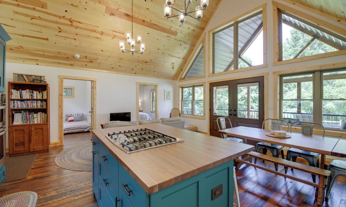 Koleen Cabina | Family-Friendly Indiana Cabin w/ Hot Tub & Decks