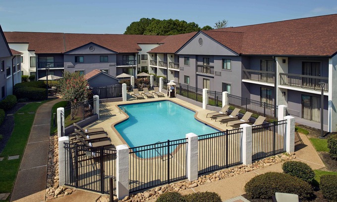 Norcross Apartamento | Family Friendly King Unit w/Free Parking, Pool & Gym Access!