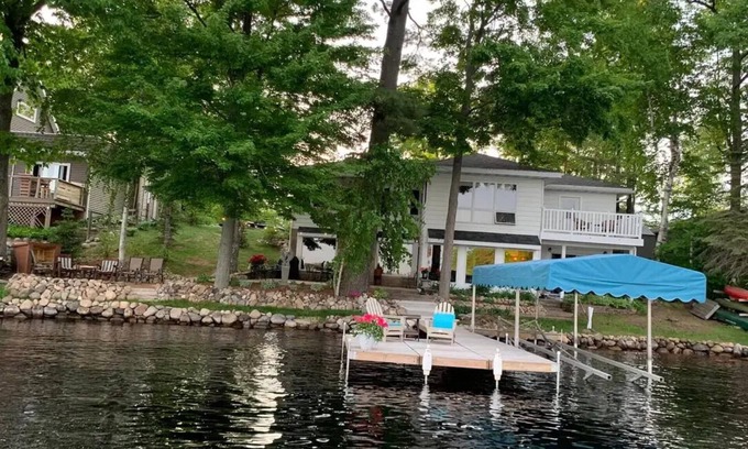 Deerbrook Cabina | Family friendly lakeside retreat on Greater Bass Lake