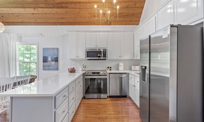 Eatonton Casa | Family Friendly Lake Sinclair Getaway - kayaks and fire pit
