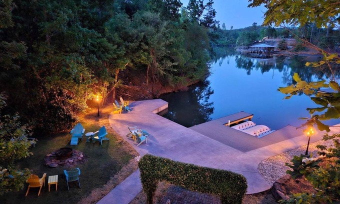 The Woods of Longleaf Casa | Family friendly, Lake Martin getaway.....Close to Auburn!!!