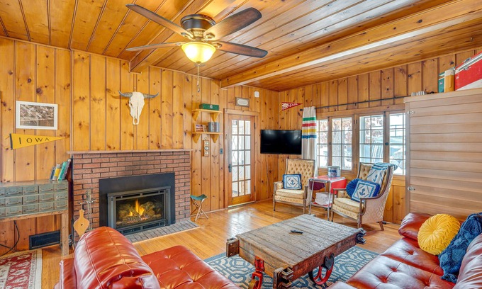 McFarland Casa | Family-Friendly Lake Waubesa Home: Boat + Swim!
