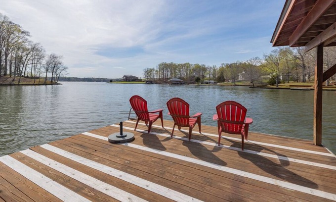 Moratuck Manor Casa | Family Friendly Lakefront Home