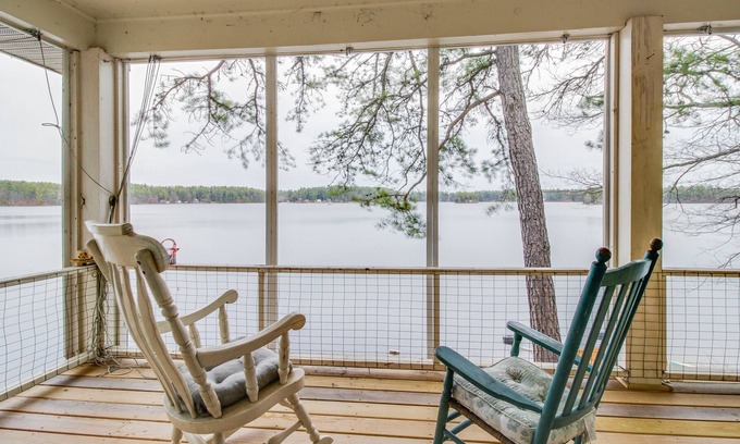Standish Casa | Aptas para casa frente al lago con 3 cocinas, muelle privado - los perros de bienvenida