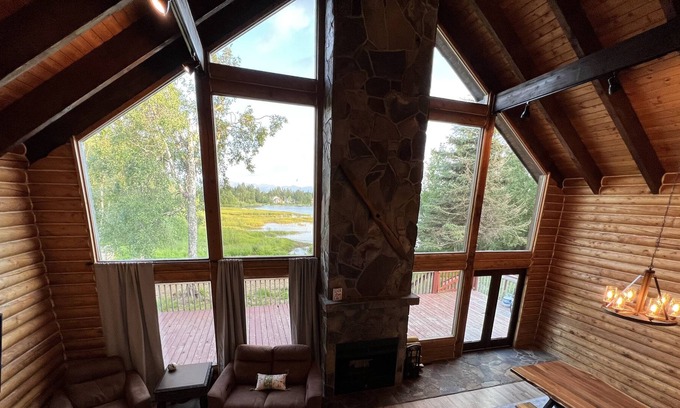 Wasilla Chalet De Esquí | Family friendly lakefront chalet with hot tub and master suite