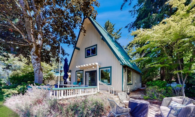 East Olympia Casa | Family-friendly lakefront escape with outdoor dining, gas grill, kayaks and W/D