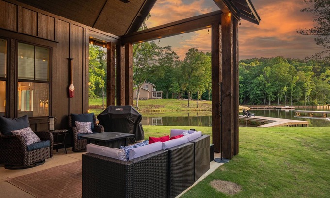 Dadeville Casa | Family friendly Lakehouse: dock, kayaks & SUP board, firepit Neighborhood pool!