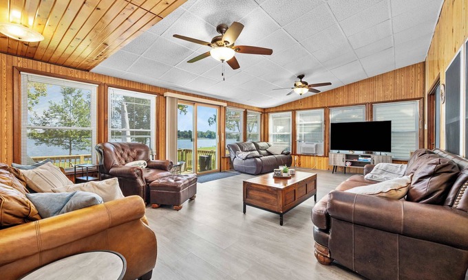Warsaw Casa | Family-Friendly Lakehouse with Firepit and Dock
