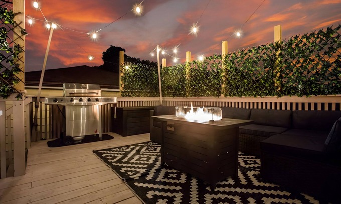 Jefferson Park Casa | Family Friendly, Lovely 6 Bd Retreat w/ Game Room, Back Deck & Bar