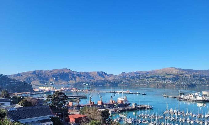Lyttelton Casa | Family friendly Lyttelton harbour view house