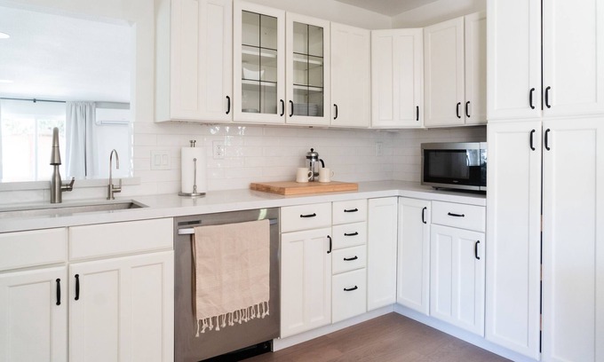 Oak View Casa | Family Friendly Modern Quiet Home Close to Downtown, Trails & Hikes. Work Remote