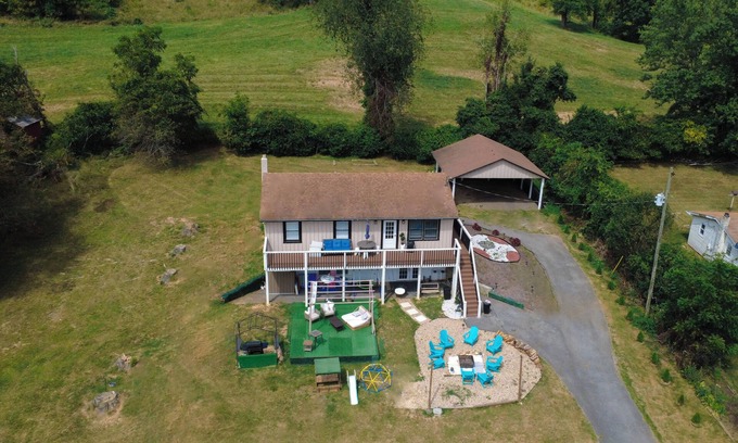 Valley Springs Casa | Family friendly mountain view, modern retreat.