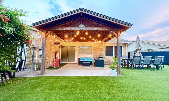 Plano Casa | Family Friendly, Near Highways, Dart, Tesla Charger, Foosball, Grill, Garage