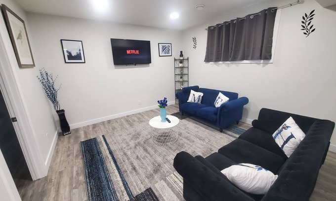 Northeast Edmonton Apartamento | Family friendly | Netflix | Spacious and cozy 2-bedroom Legal basement suite