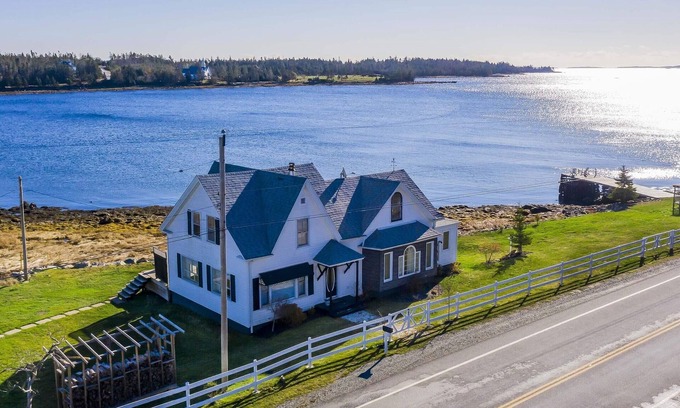 Port Dufferin Cabaña | Family friendly, picturesque oceanfront cottage 1800 sq ft sleeps 9.