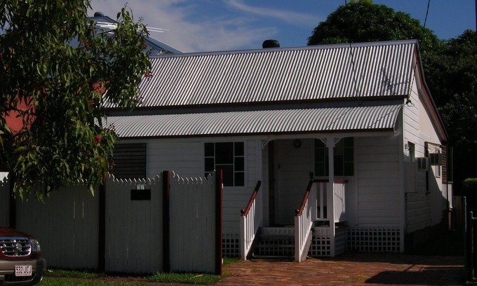 Wynnum Casa | Para toda la familia. Mascota amigable. 50m al agua. Aire acondicionado. Wifi. Estacionamiento. Cubierta de barbacoa