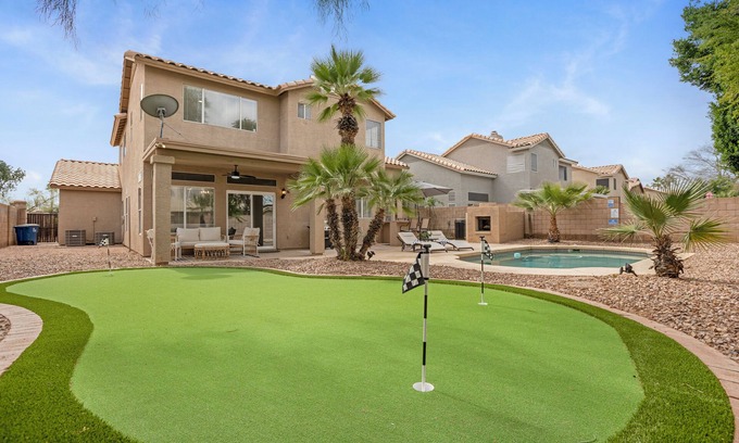 Gilbert Casa | Family Friendly, Putting Green and Heated Pool. Centrally located!