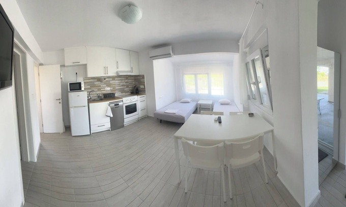Nea Mesagkala Apartamento | Family friendly quiet apartment with garden, near the sea