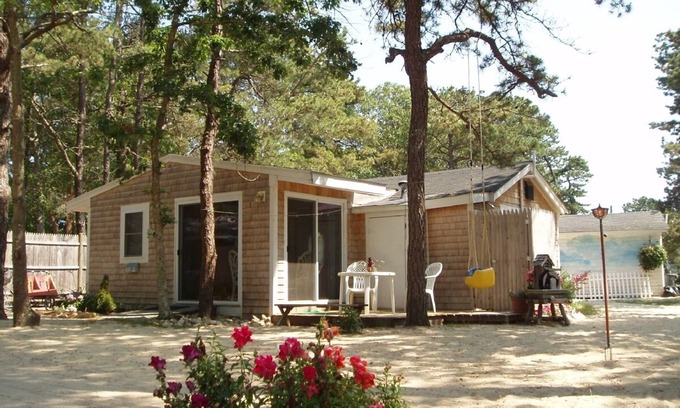 Bass River Cabina | Alquiler para familias con piscina climatizada, 1 milla al océano, 2 habitaciones con cocina / parrilla