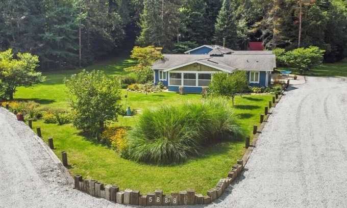 La Porte Casa | Family Friendly Retreat, sleeps 12+, Pole Barn with games, Large inground pool