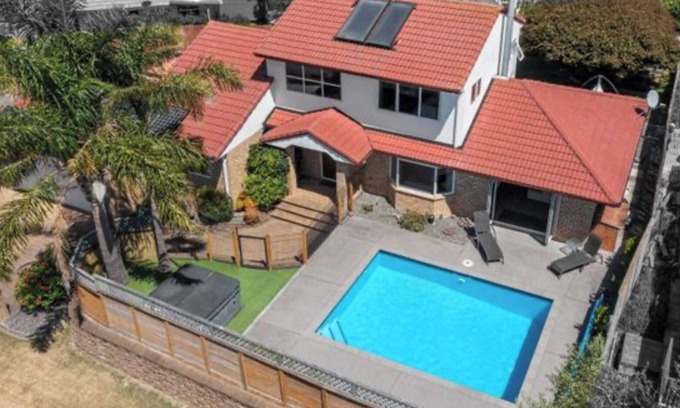 Papamoa Beach Casa | Family Friendly Retreat: Heated Pool, Spa, 5min walk to beach