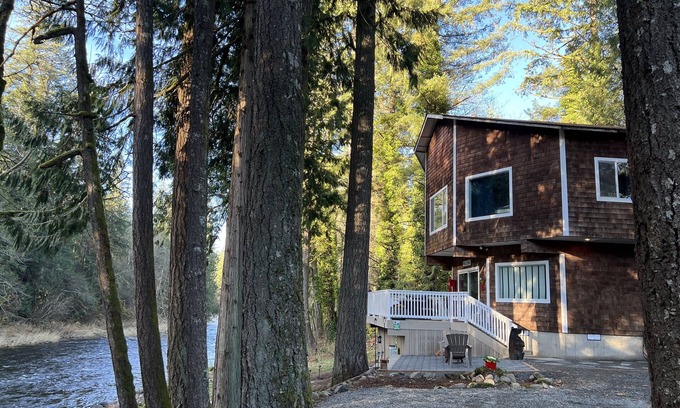 Yacolt Chalet De Esquí | Family Friendly Riverfront Retreat close to PDX with Hot Tub