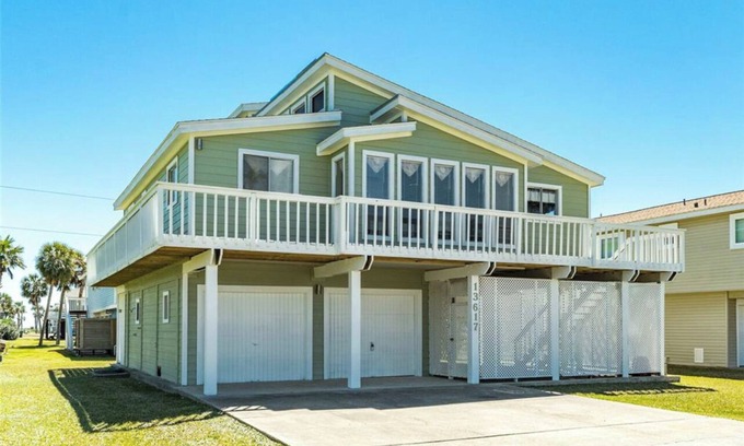 Pirates Beach Casa | Family Friendly Seaside Home 2 Blocks from Beach Covered Patio