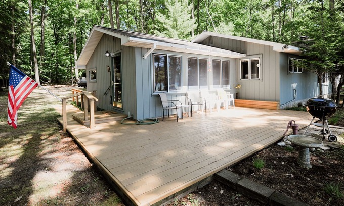 Cedar Cabina | Classic Little Traverse Lago Summer Cottage