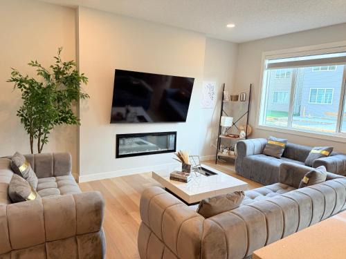 Southeast Edmonton Casa | Family Friendly Spaciousking Bed Wifisleeps 12