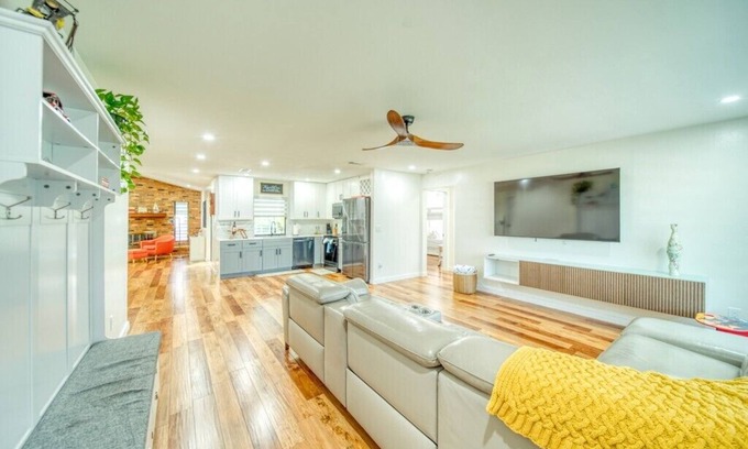 Diplomat Casa | Family Friendly Stay - Tesla charger