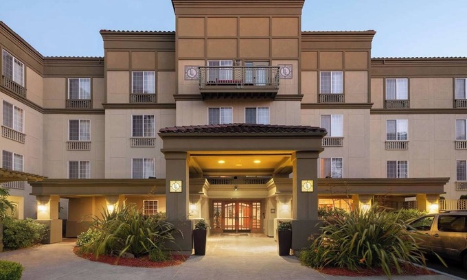 Renton Casa | Homey Suite Perfect for Couples' Getaway Near Downtown Seattle, Free Parking!