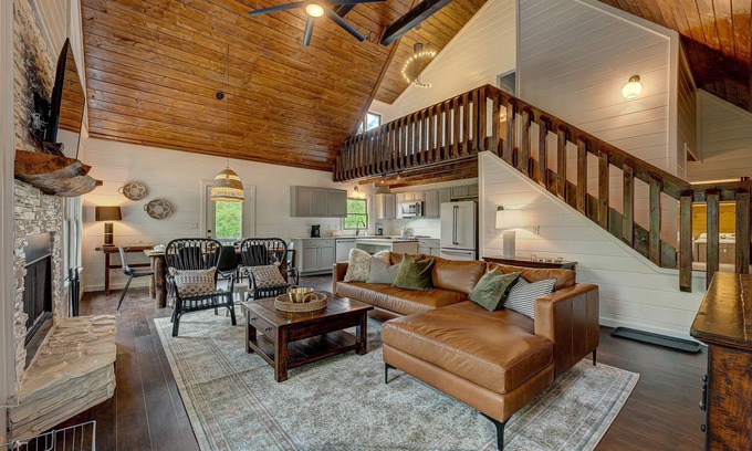 Morganton Cabina | Family Friendly! Sunset + Mtn Views, Fire Pit, Hot Tub, Game Room - Golden TEE!