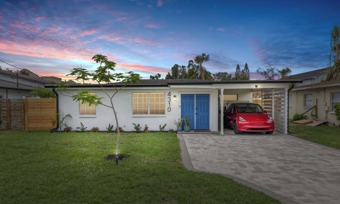 Carver City - Lincoln Gardens Casa | Family-Friendly Tampa Retreat w/Back & Playset