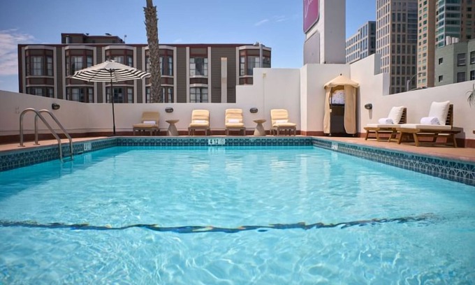 Downtown San Francisco Hotel | Family-Friendly Unit with Pool Access & Free Breakfast Near SoMa, San Francisco