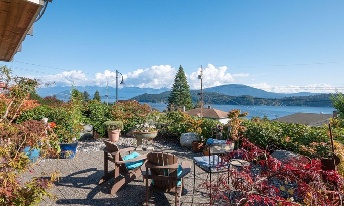 Gibsons Apartamento | Family-friendly Urban Oasis with Beautiful Garden