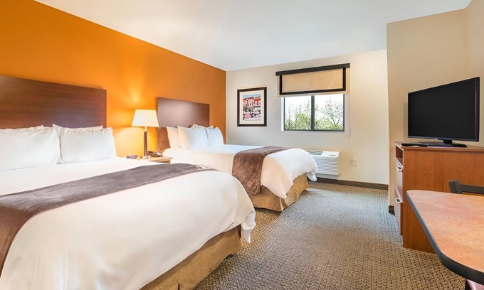 Council Bluffs Hotel | Family-Friendly Space with Kitchen Perfect for Trips to Omaha's Henry Doorly Zoo
