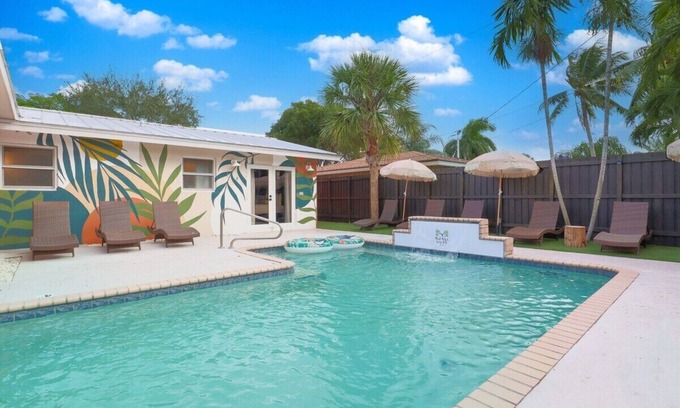 South Corals Casa | Family Friendly. Game Room. Heated Pool. Waterfall. Sleeps 10. Central Location