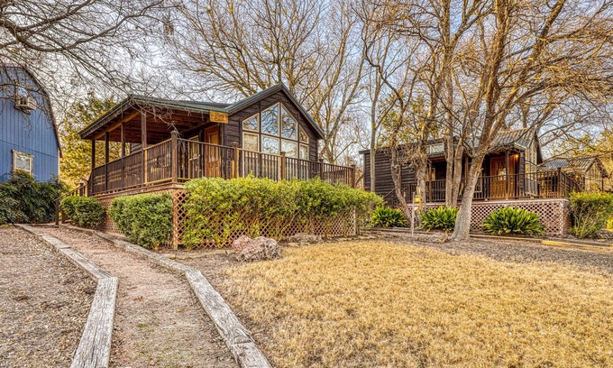 Fredericksburg Cabina | ¡Cabaña ideal para familias en una bodega en funcionamiento con bañera de hidromasaje compartida, barbacoa y hoguera!