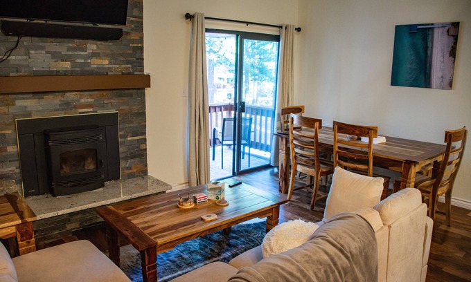 Incline Village Condominio | Family Friendly - Sleeps 6 - King Bed - Centrally located, 10 mins to Beach/Ski