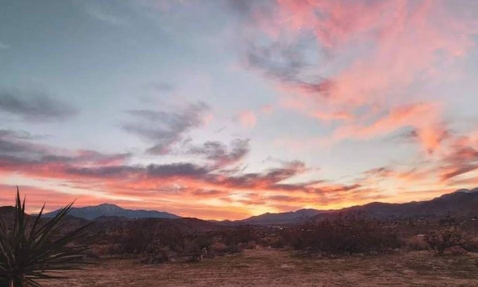 Morongo Valley Cabina | Cabaña familiar con vistas de montaña, mesa de billar, y chimenea.