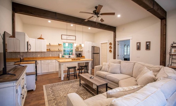 West Jefferson Apartamento | Family-Friendly Barn Retreat in West Jefferson, NC